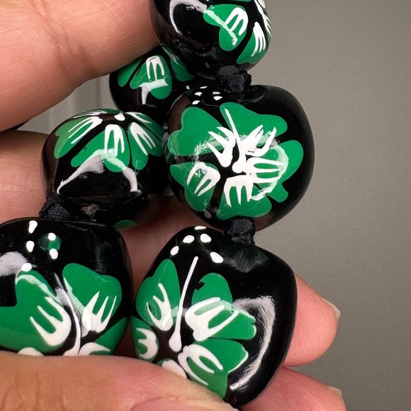 Green Hibiscus Kukui Nut Lei Necklace NWOT - Picture 4 of 6